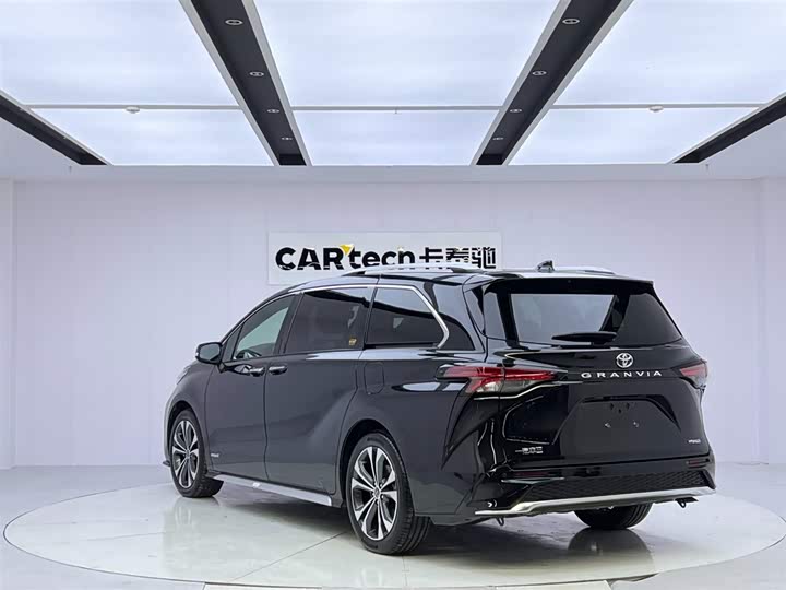 Фото 3 - Toyota Granvia