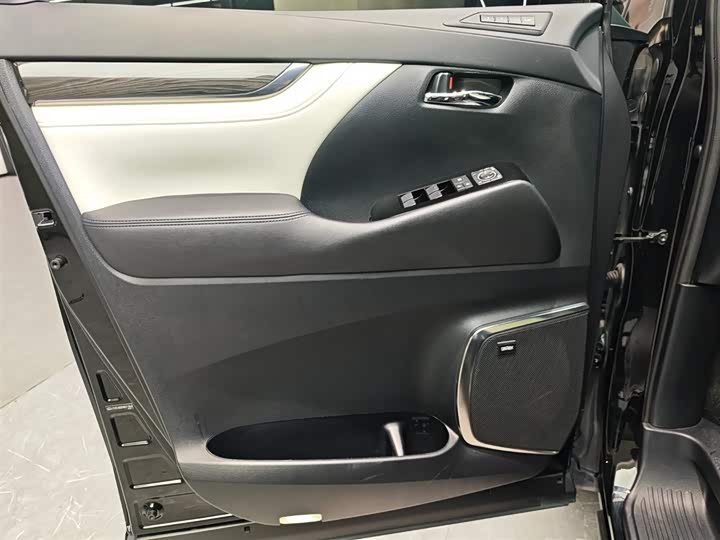 Фото 5 - Lexus LM