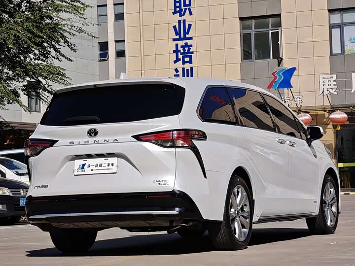 Фото 7 - Toyota Sienna