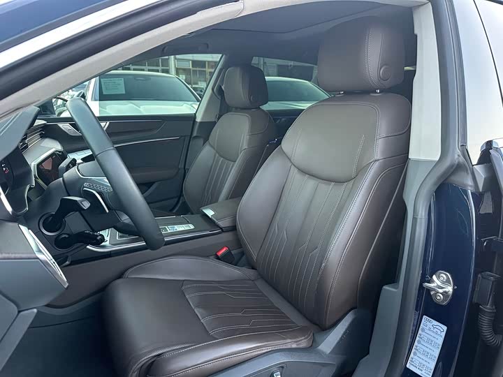 Фото 7 - Audi A7L