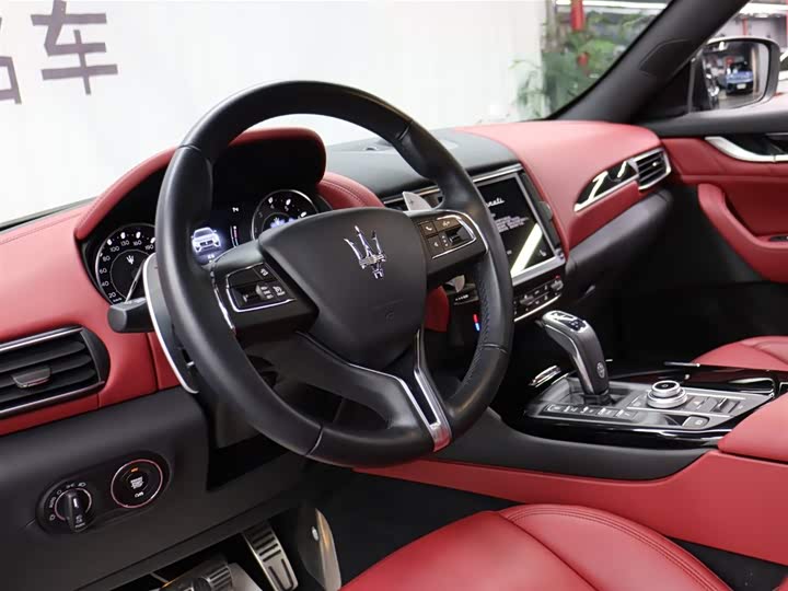 Фото 8 - Maserati Levante