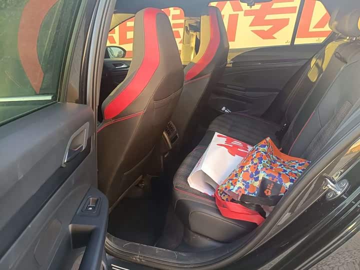 Фото 7 - Volkswagen Golf GTI