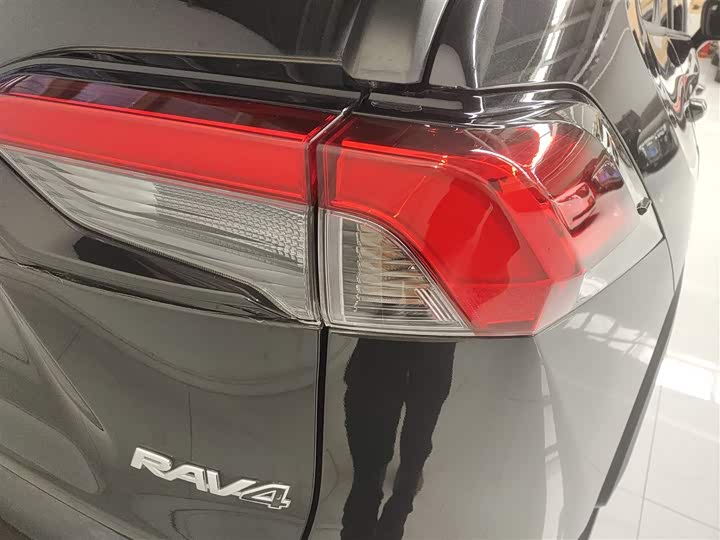 Фото 8 - Toyota RAV4