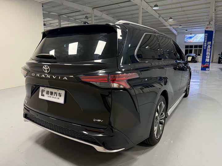 Фото 4 - Toyota Granvia