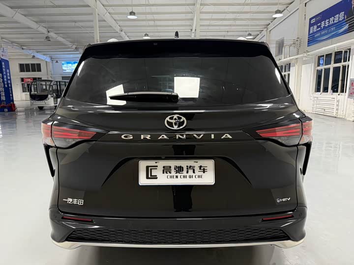 Фото 5 - Toyota Granvia