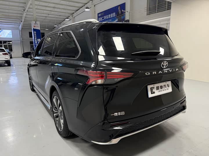 Фото 6 - Toyota Granvia