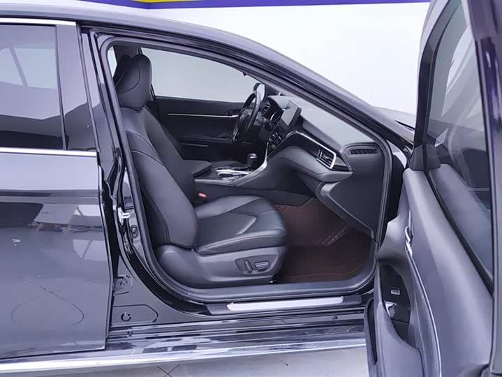 Фото 8 - Toyota Camry