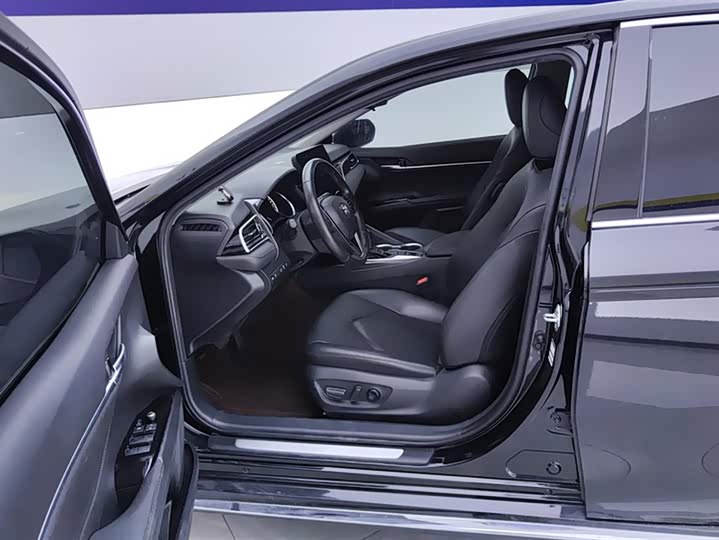 Фото 9 - Toyota Camry