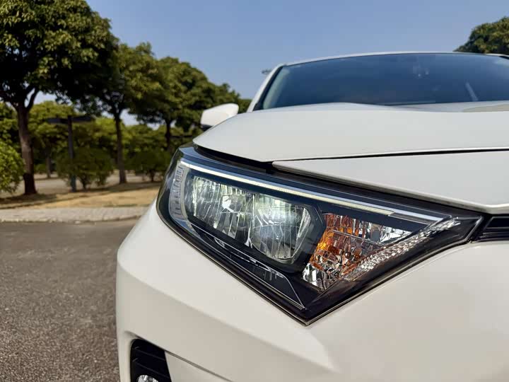 Фото 5 - Toyota RAV4