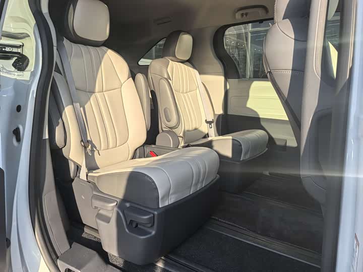 Фото 4 - Toyota Sienna