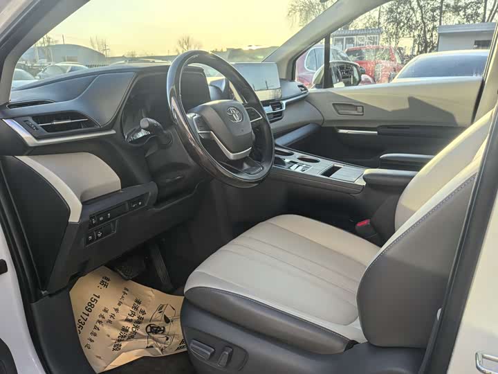 Фото 8 - Toyota Sienna