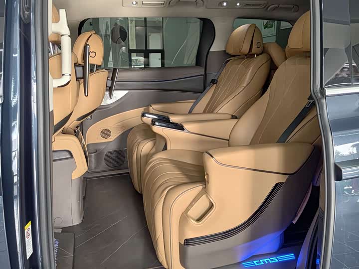 Фото 6 - Denza D9