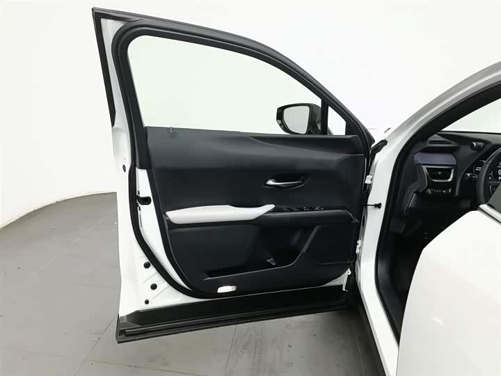 Фото 8 - Lexus UX