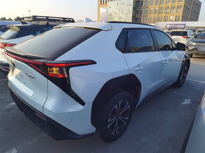 Фото 7 - Toyota bZ4X