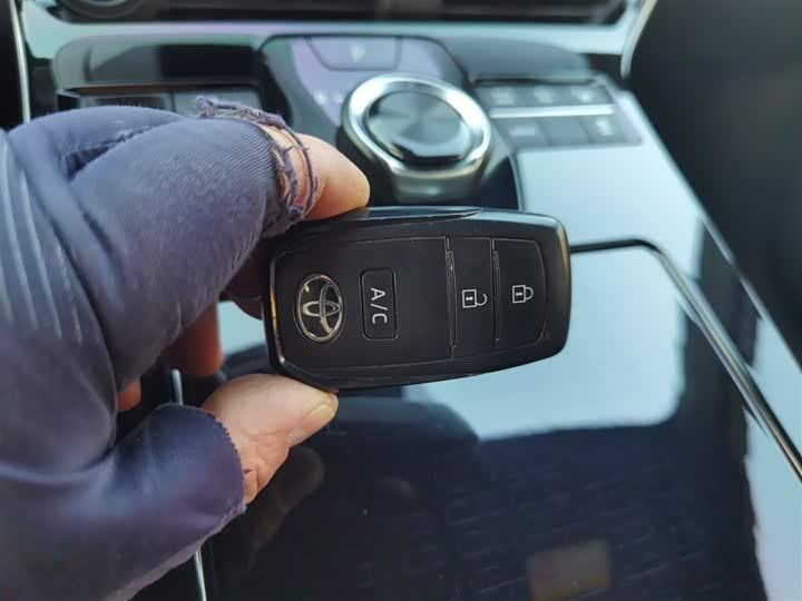 Фото 9 - Toyota bZ4X