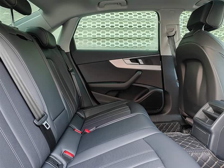 Фото 2 - Audi A4L