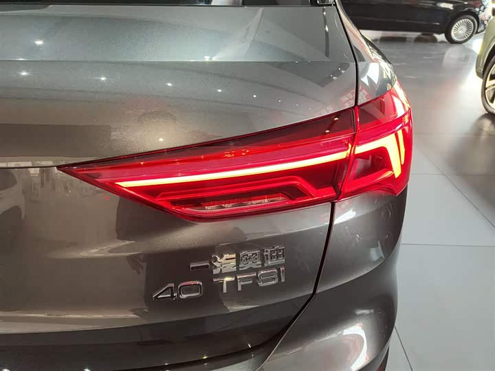 Фото 8 - Audi Q3