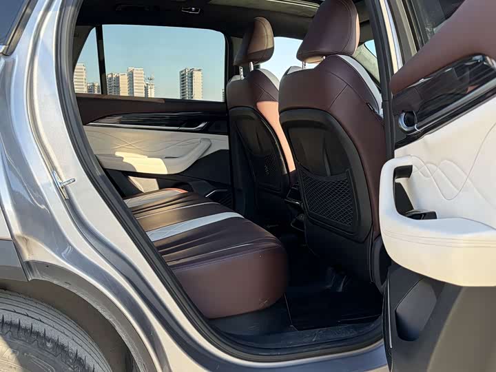 Фото 8 - Geely Monjaro