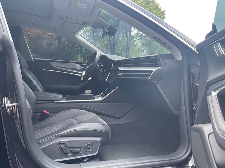 Фото 8 - Audi A7L