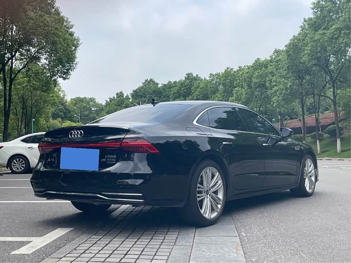 Фото 9 - Audi A7L