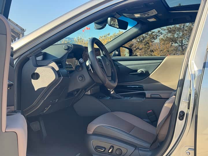 Фото 6 - Lexus ES