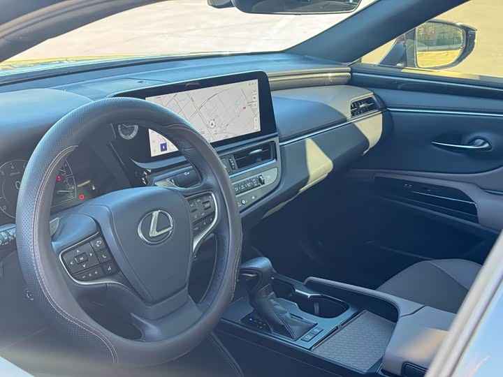 Фото 7 - Lexus ES