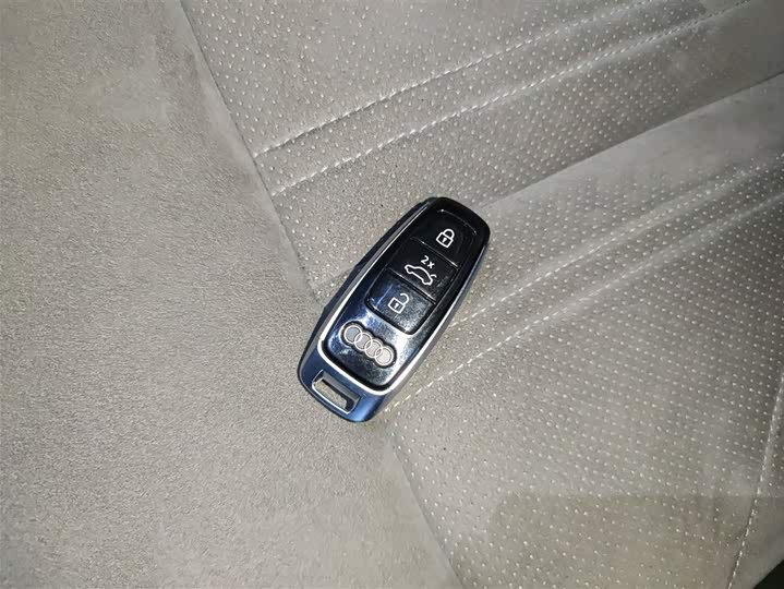 Фото 9 - Audi A6L