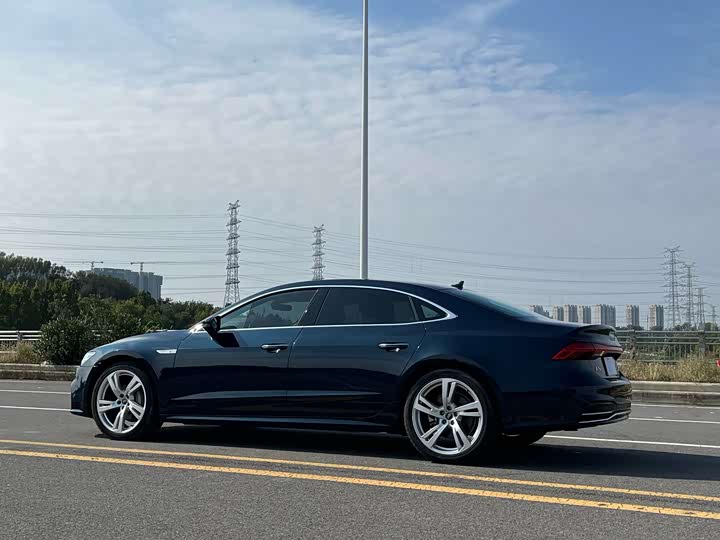 Фото 9 - Audi A7L