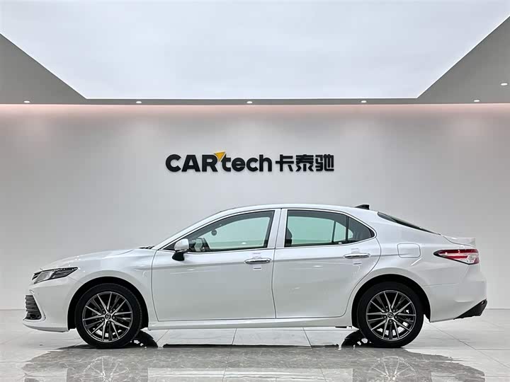 Фото 2 - Toyota Camry