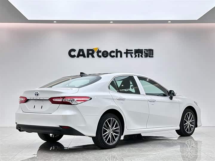 Фото 5 - Toyota Camry