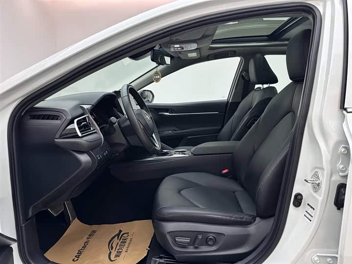 Фото 8 - Toyota Camry