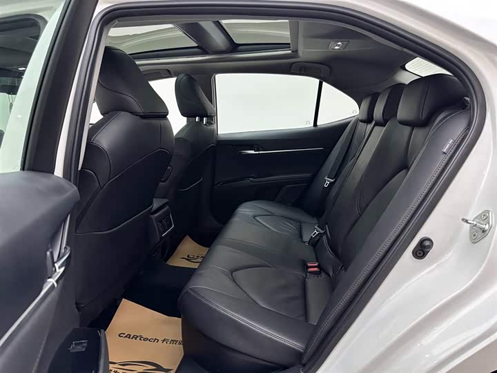 Фото 9 - Toyota Camry