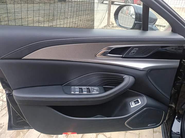 Фото 7 - Hongqi H5