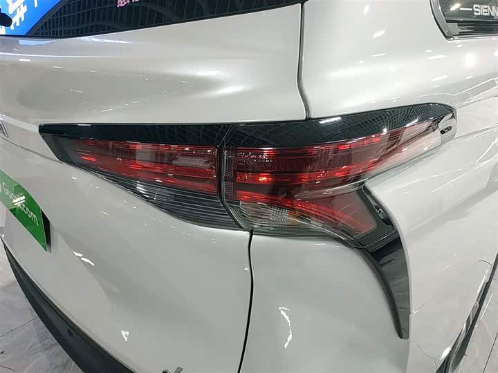 Фото 8 - Toyota Sienna