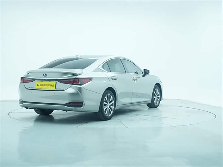 Фото 8 - Lexus ES