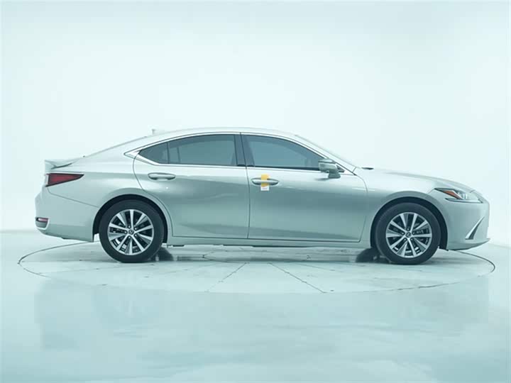 Фото 9 - Lexus ES