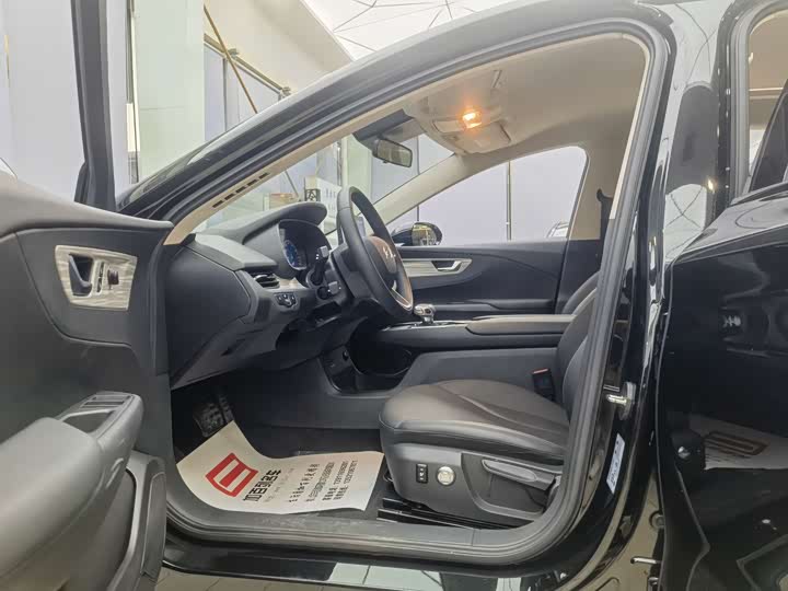 Фото 9 - Hongqi E-QM5