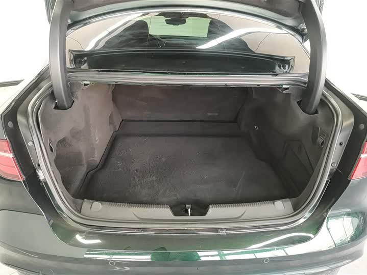 Фото 3 - Jaguar XE L