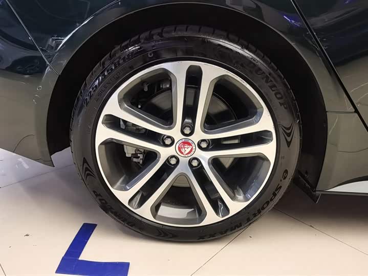 Фото 5 - Jaguar XE L