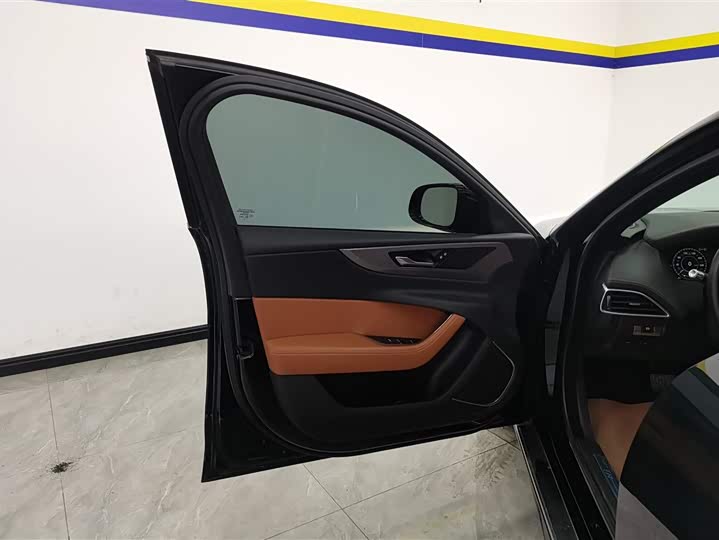 Фото 6 - Jaguar XE L