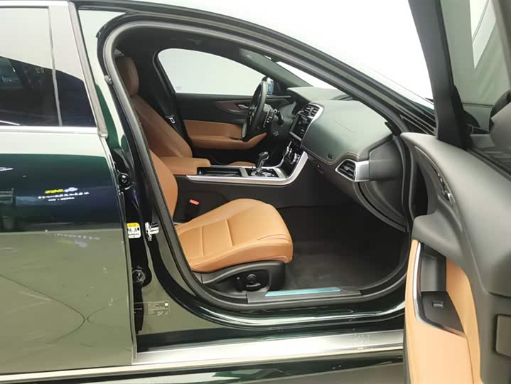 Фото 7 - Jaguar XE L