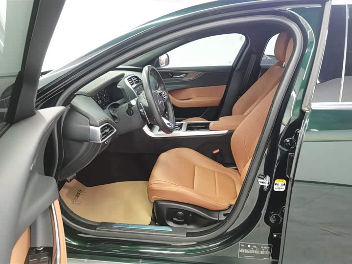 Фото 8 - Jaguar XE L