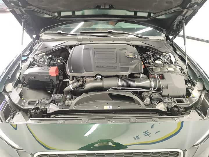 Фото 9 - Jaguar XE L