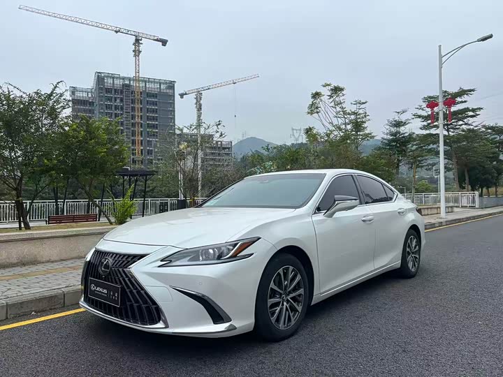 Фото 1 - Lexus ES