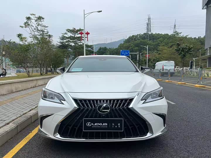 Фото 2 - Lexus ES