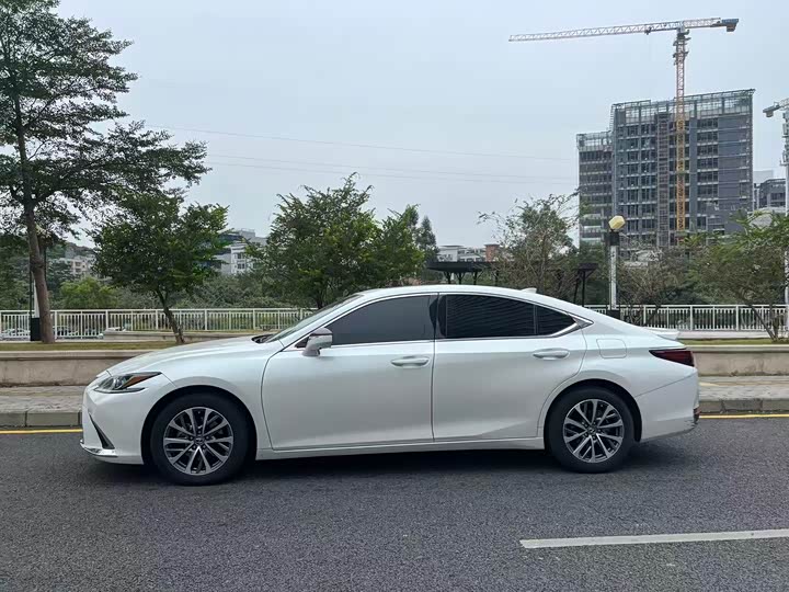 Фото 3 - Lexus ES