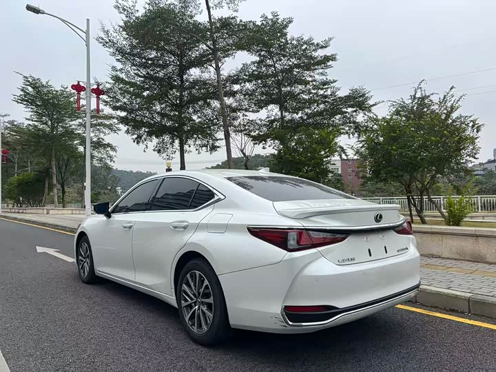 Фото 5 - Lexus ES