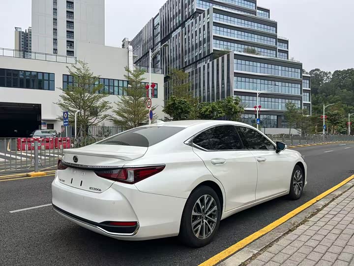 Фото 6 - Lexus ES