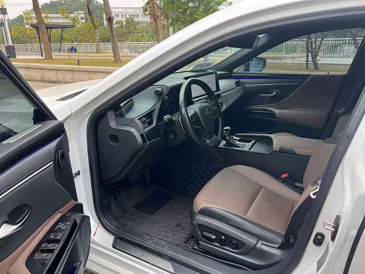 Фото 7 - Lexus ES