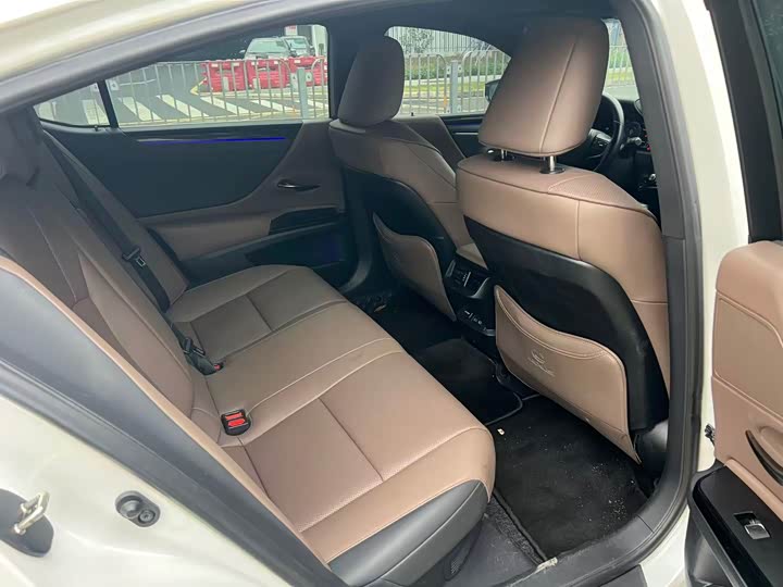 Фото 8 - Lexus ES